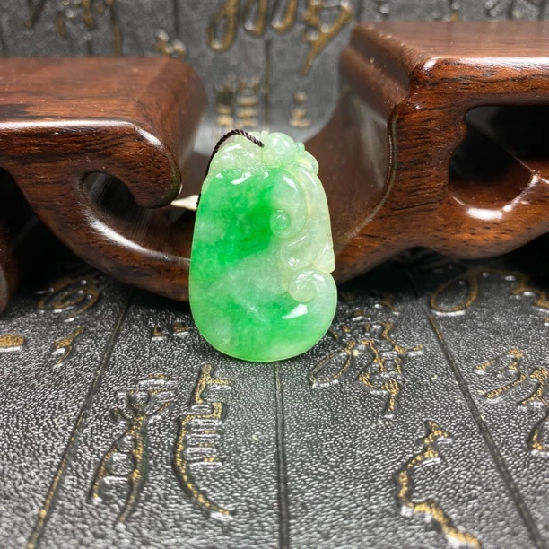 天然A货翡翠如意吊坠
