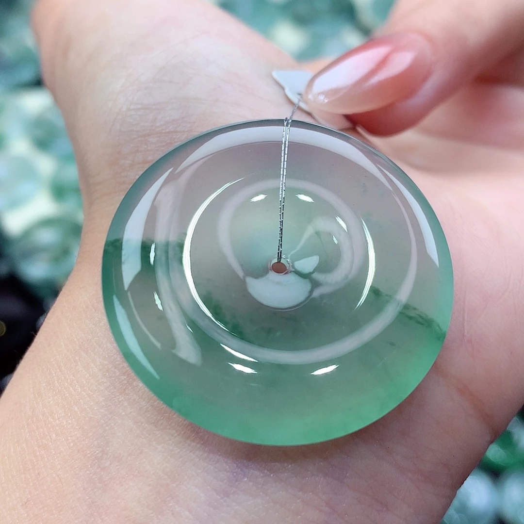 翡翠未镶嵌颈饰编号29。尺寸33.8-6.2