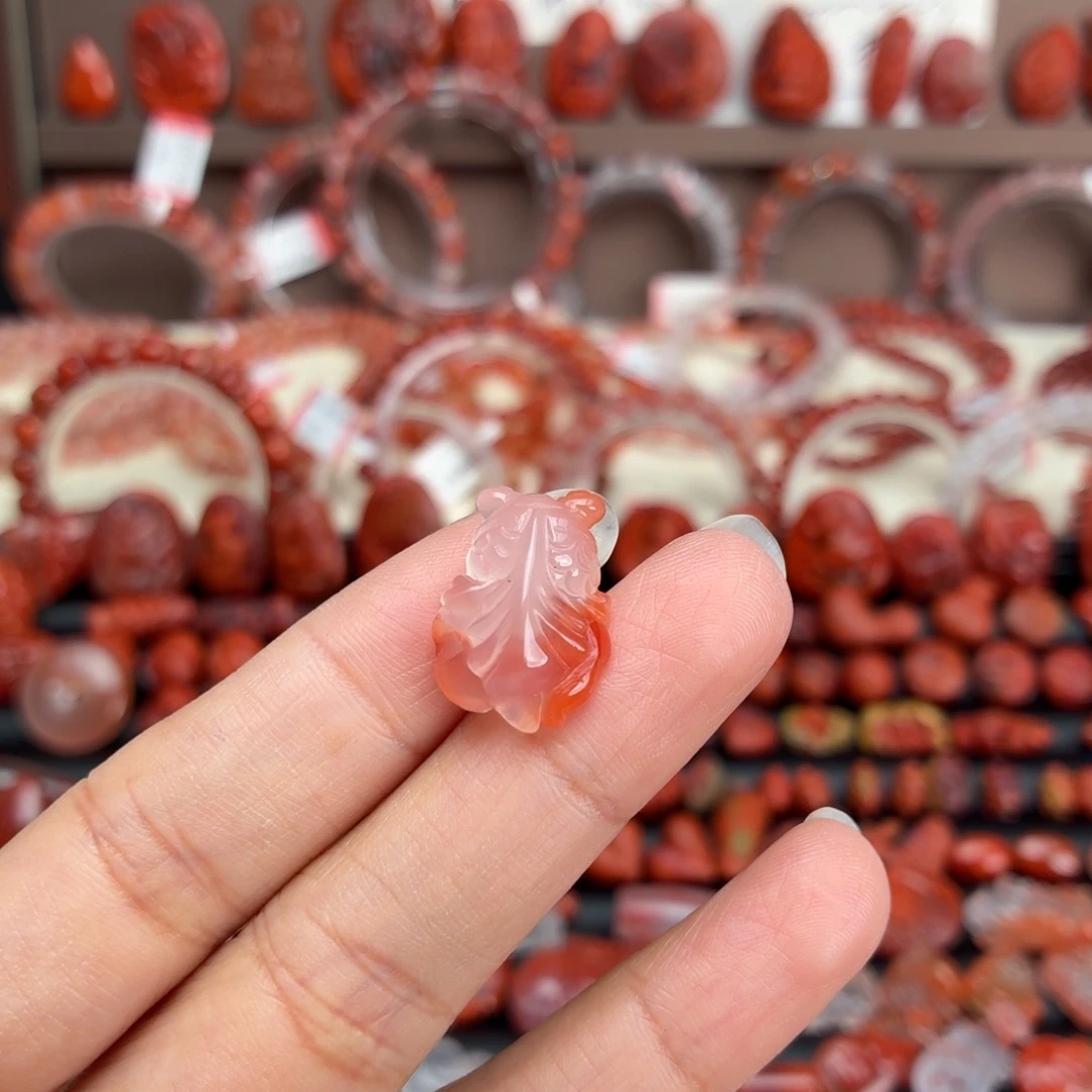 南红玛瑙未镶嵌颈饰金鱼吊坠