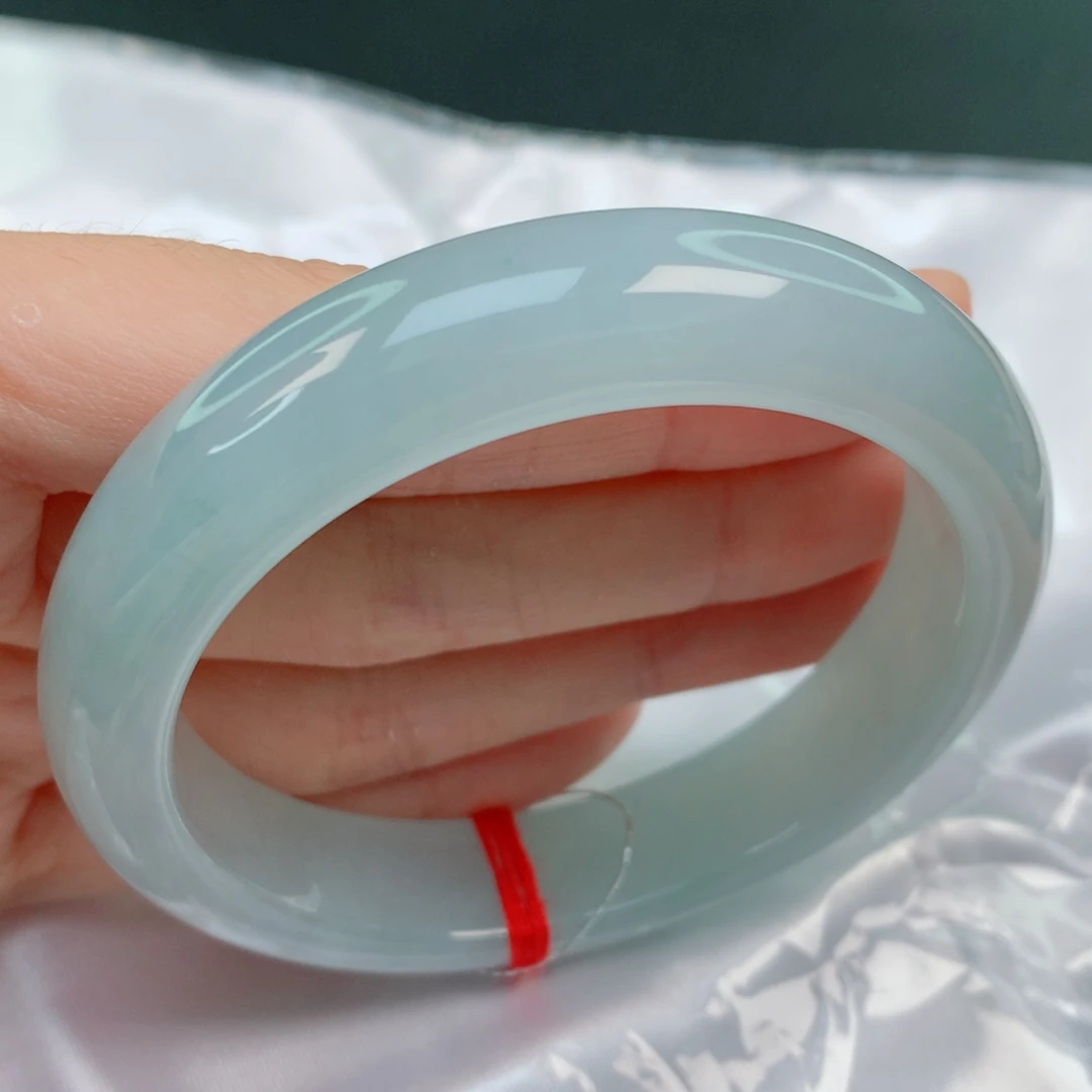 翡翠手镯未镶嵌56.4正圈，冰晴蓝起光，完整