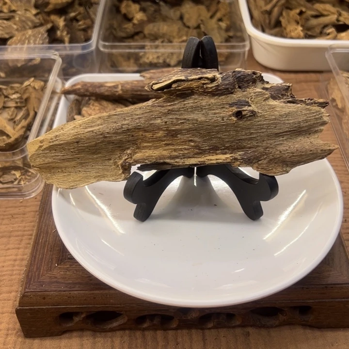 海南沉香虫漏摆件40克