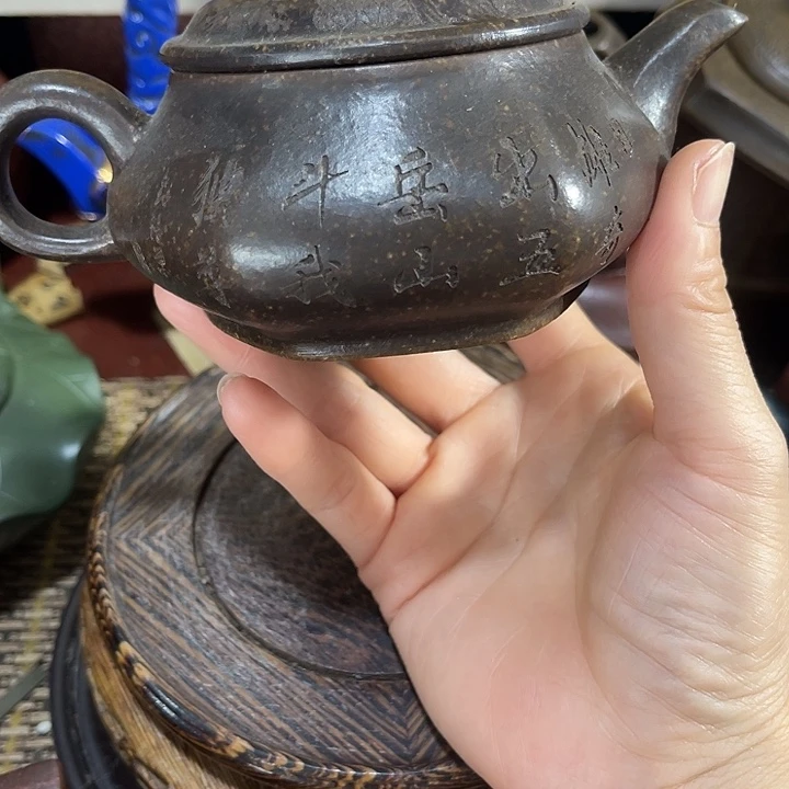 茶壶紫砂原矿泥料手工制作的一把紫砂壶。