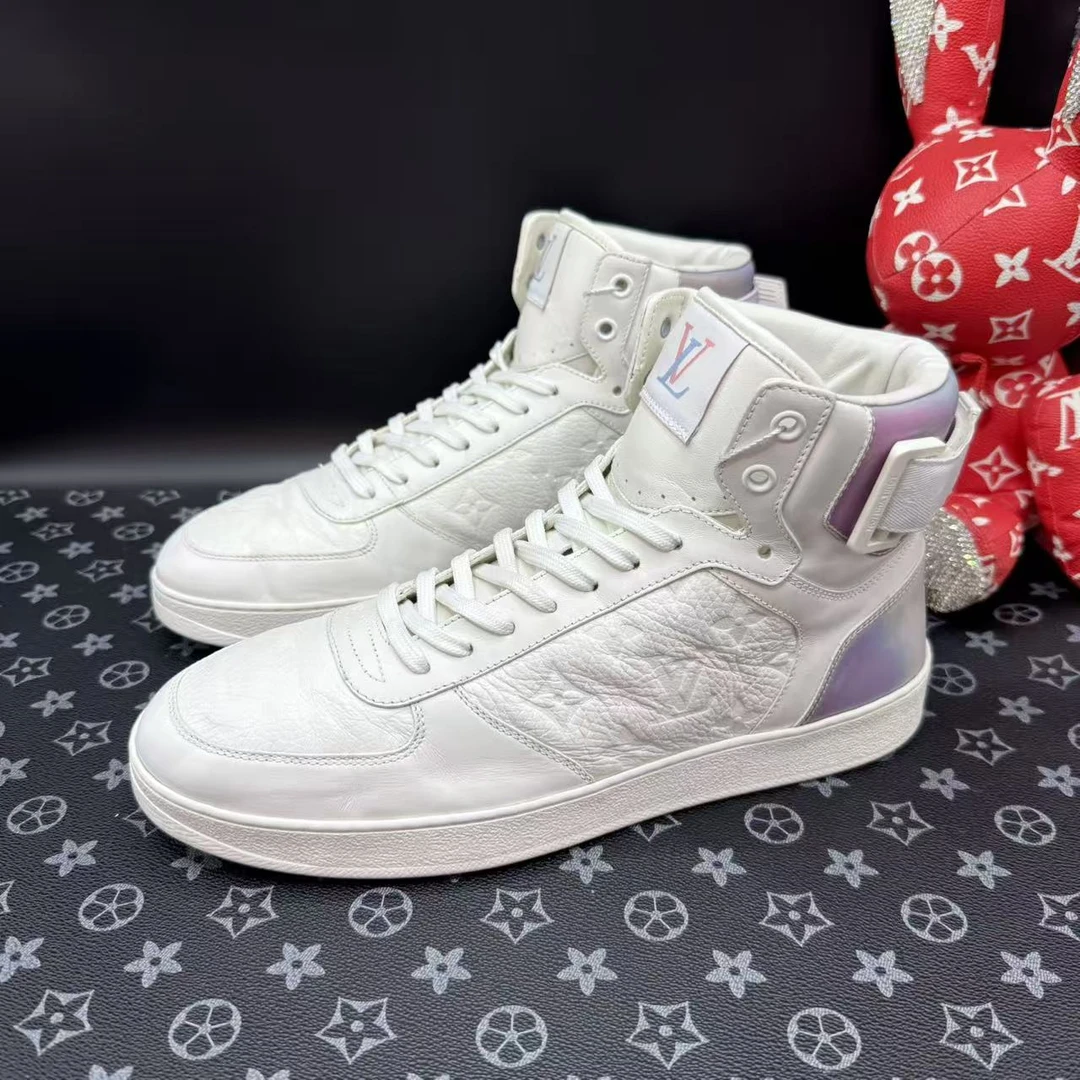 95新 LouisVuitton/路易威登 白粉镭射高帮板鞋41欧码 kke596