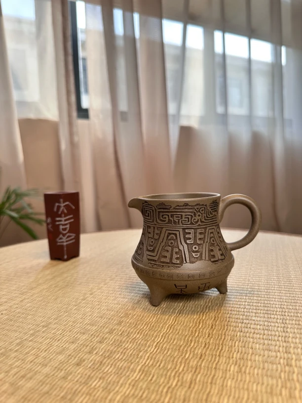 紫砂蟹壳青段泥刻绘青铜公道杯