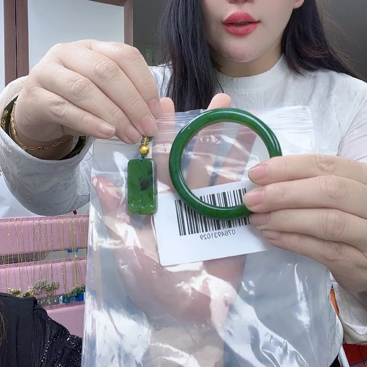 和田玉未镶嵌手镯60搭挂坠