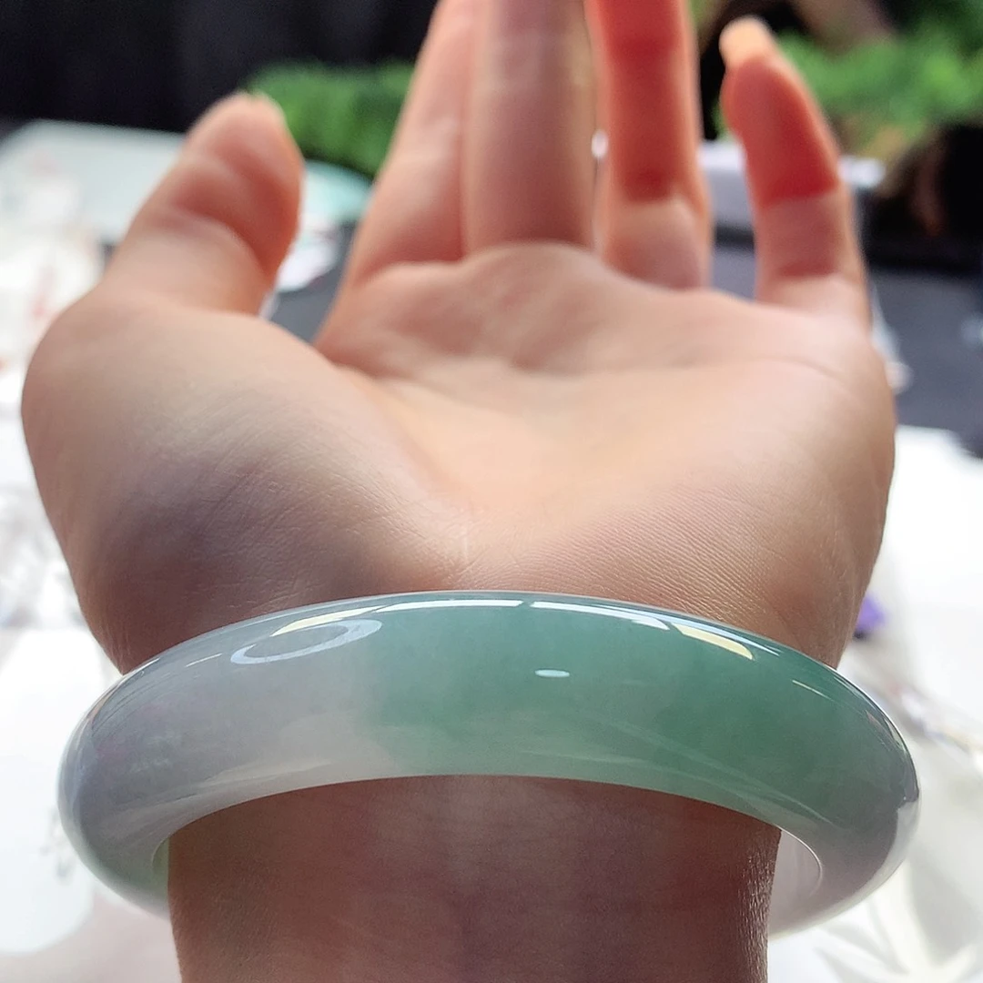 翡翠手镯未镶嵌天然翡翠54-55白底挂绿飘春彩底气质款