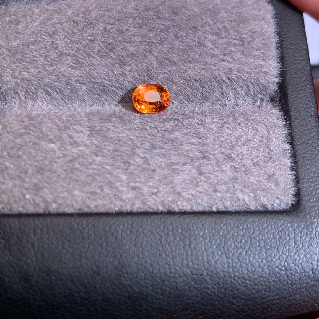 未镶嵌裸石石榴石（芬达石）0.98ct