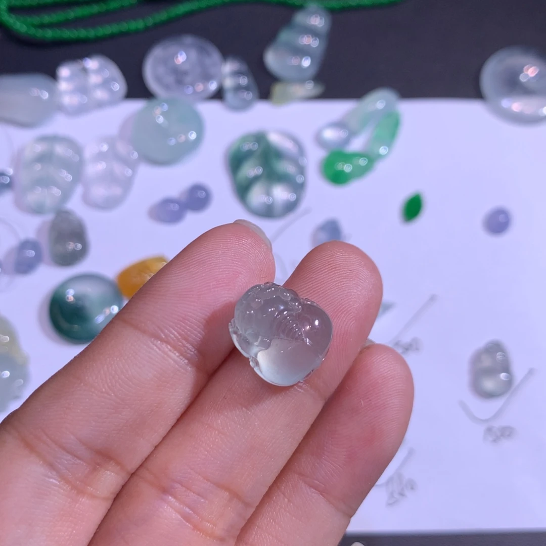 翡翠未镶嵌颈饰貔貅