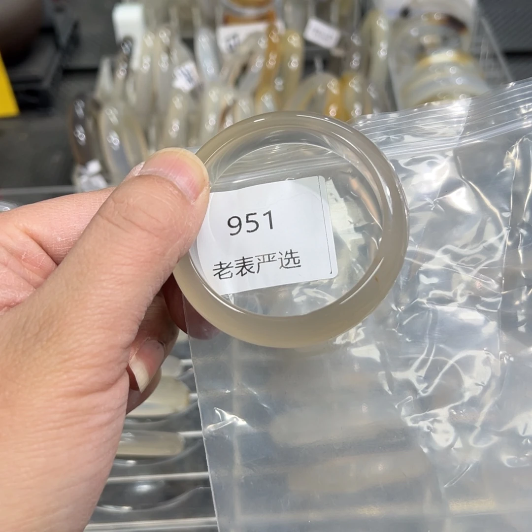 玛瑙/玉髓手镯未镶嵌早*些52有包容