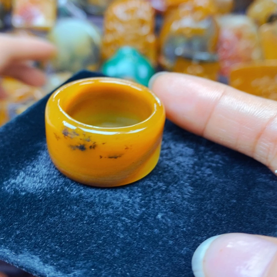 未镶嵌石英质玉（黄龙玉）颈饰
