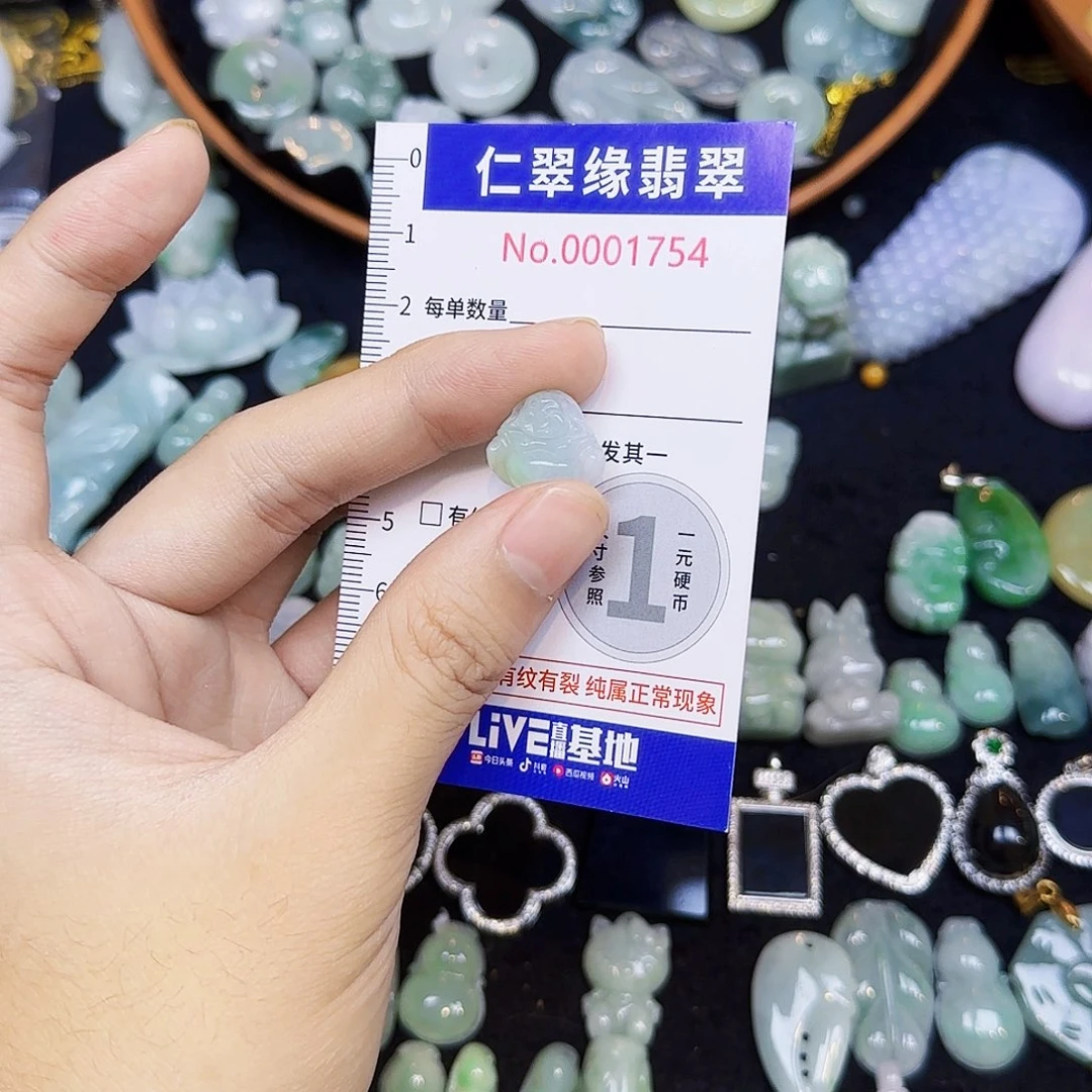 ****翡翠未镶嵌颈饰翡翠