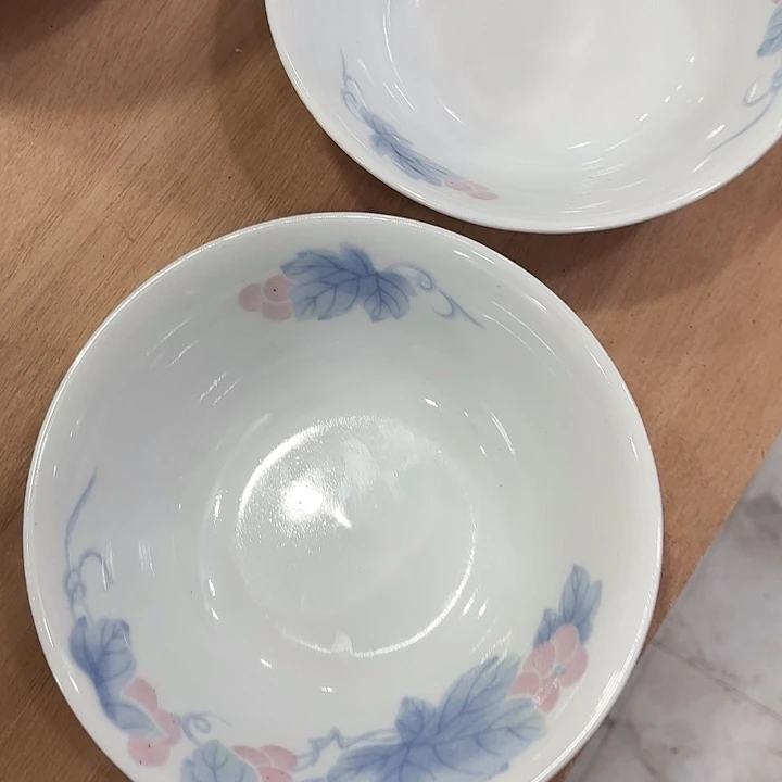 葡萄花菜碗17.5公分，两个微瑕