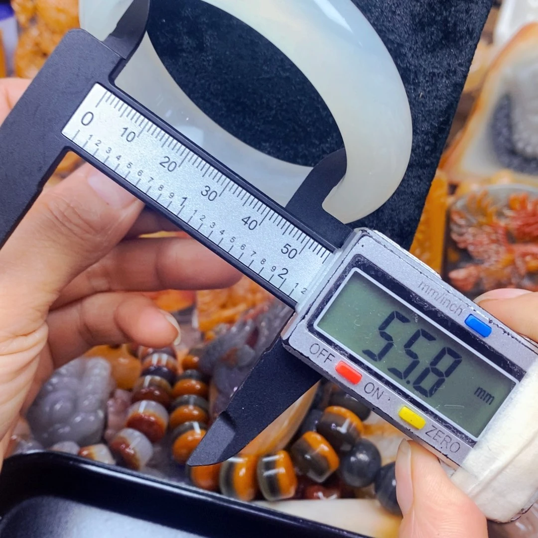 未镶嵌石英质玉（黄龙玉）颈饰
