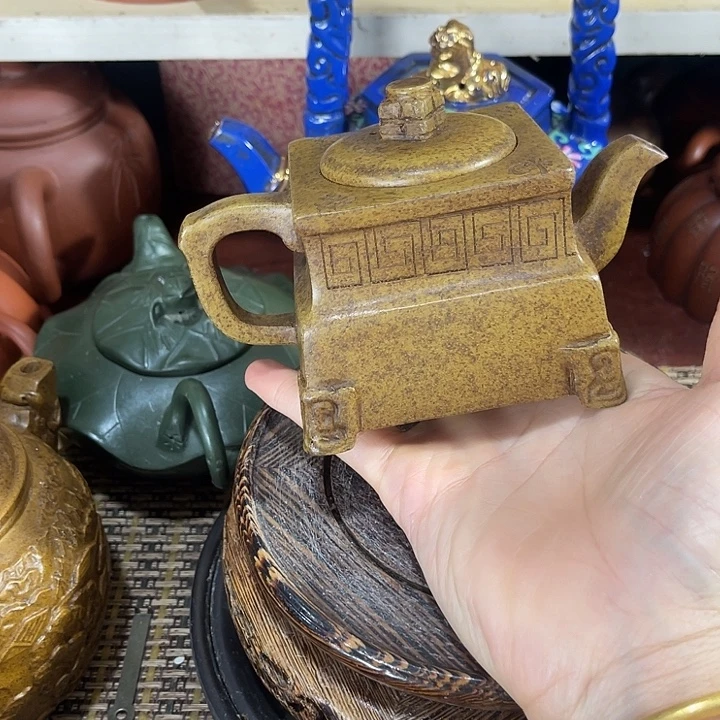茶壶紫砂原矿泥料手工制作的一把紫砂壶。