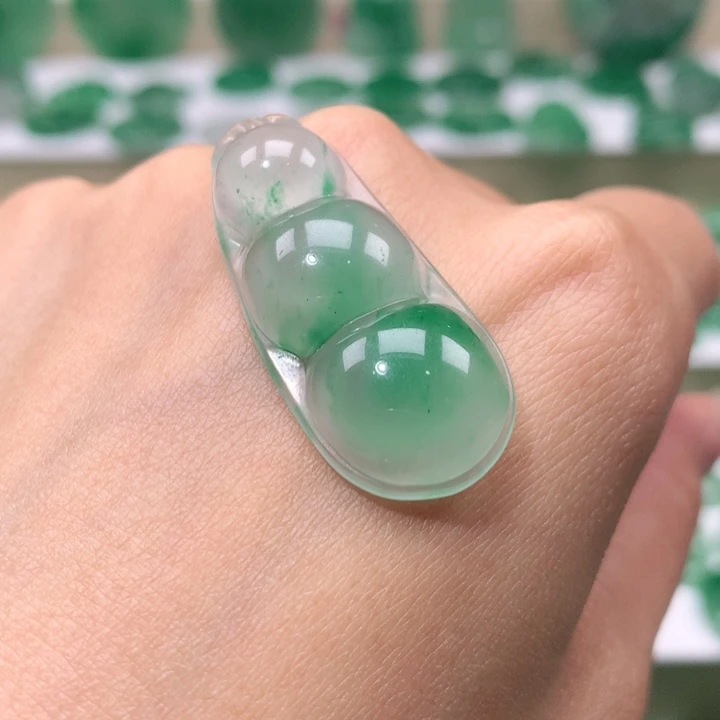 颈饰未镶嵌石英质玉