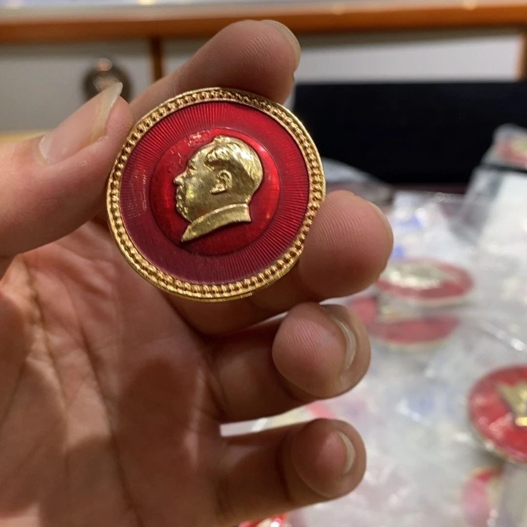 铝红色纪念章文像花边。