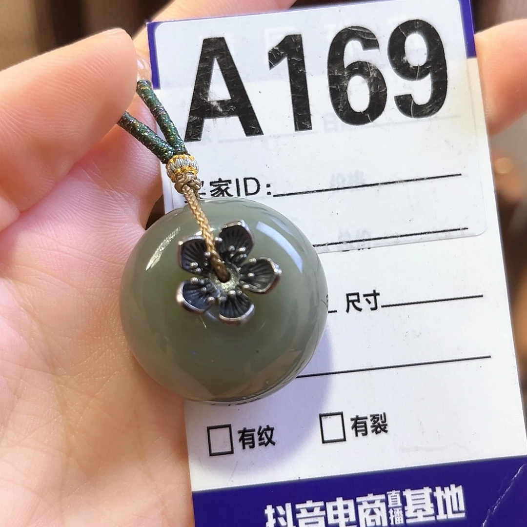 孟***️颈饰未镶嵌和田玉