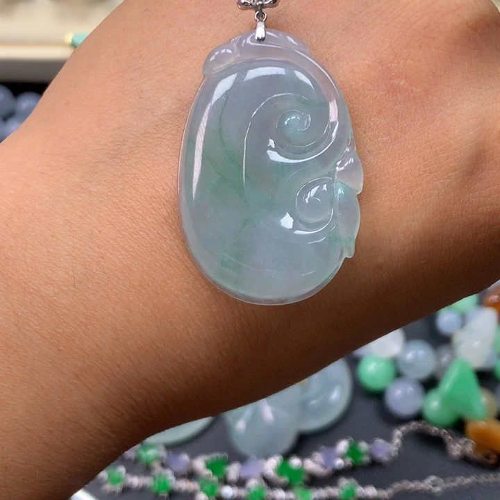 翡翠18K金镶嵌颈饰如意