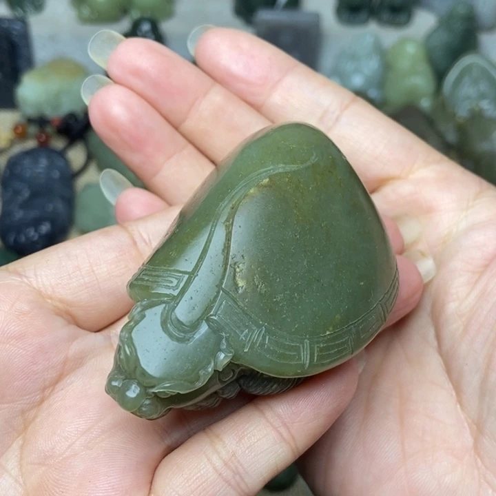 在***上和田玉未镶嵌颈饰有避雕