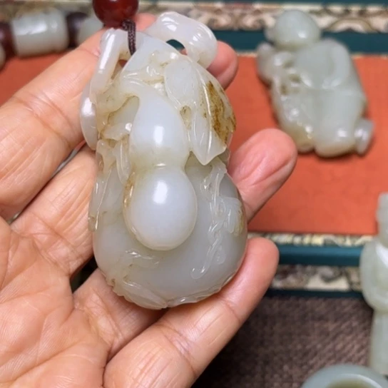 玉***石和田玉未镶嵌颈饰