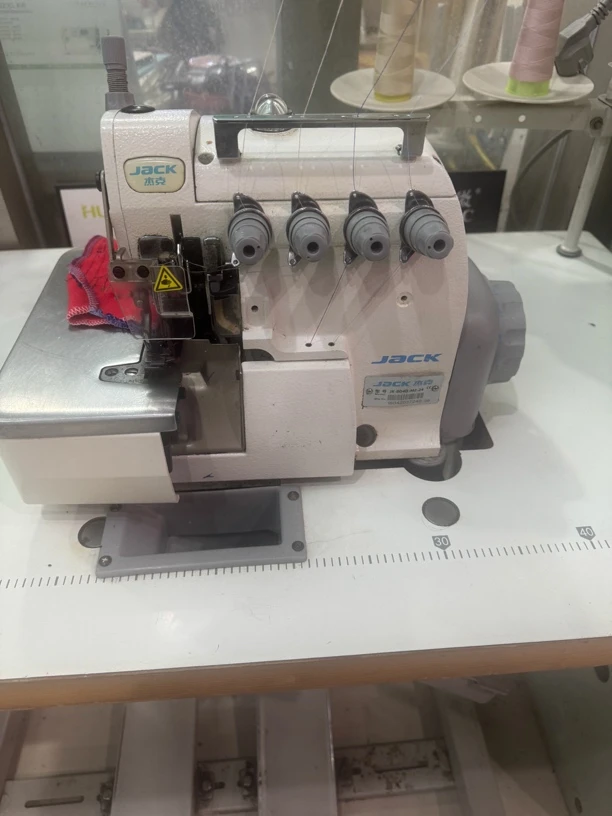 杰克四线锁边机家用工业缝纫机直驱高速缝纫机
