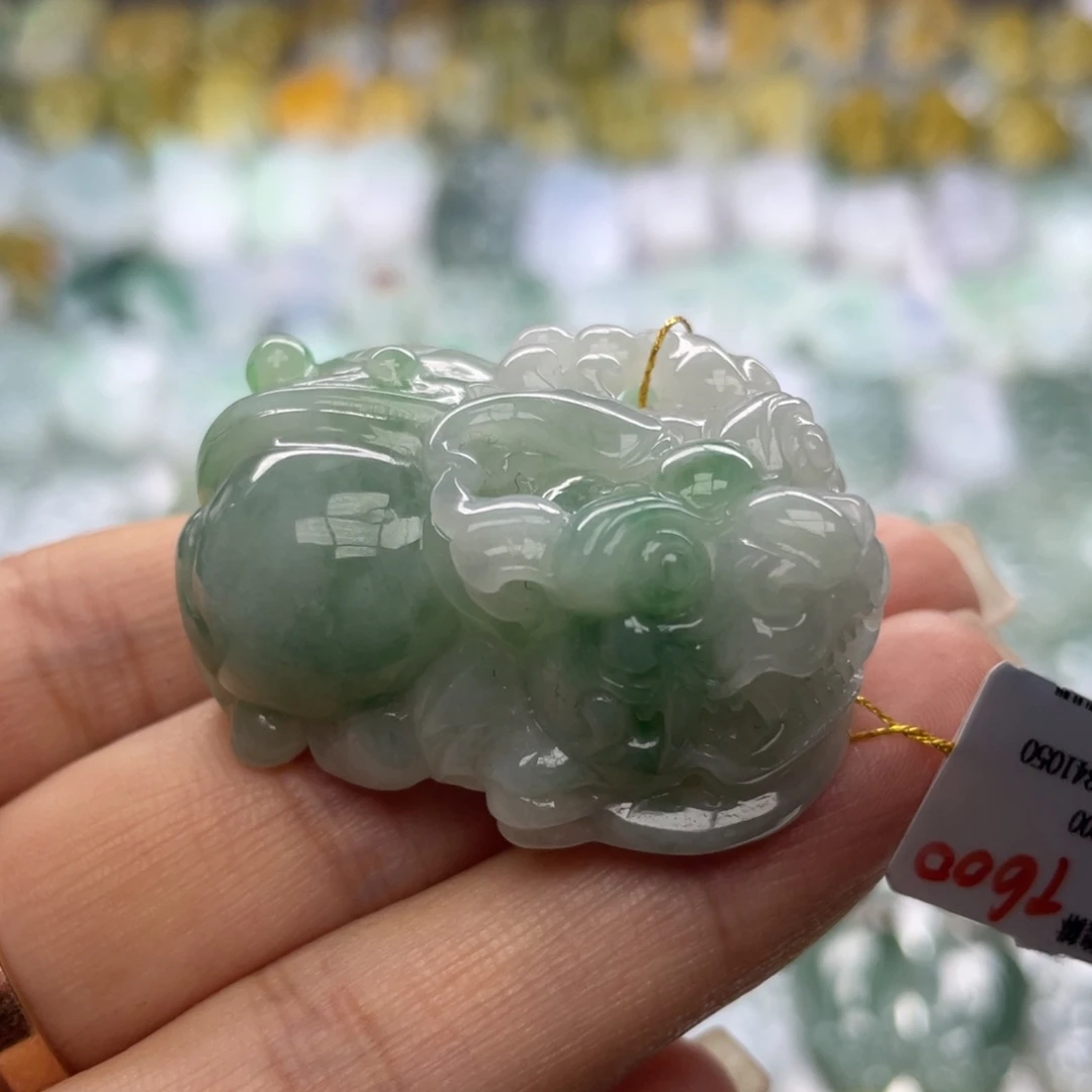 翡翠未镶嵌颈饰貔貅