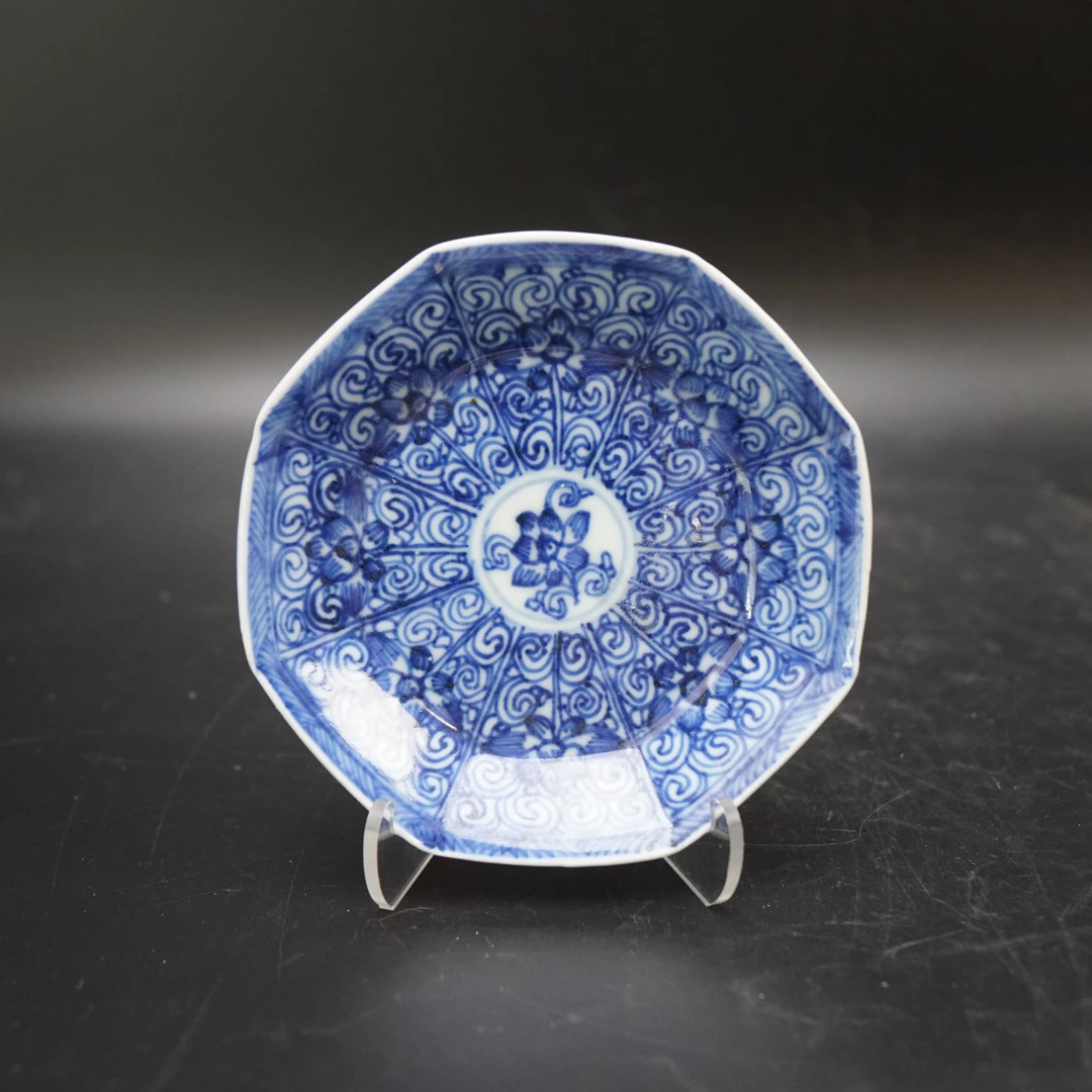 Lot.25070442清康熙青花缠枝花卉纹八方碟 直径：约11cm