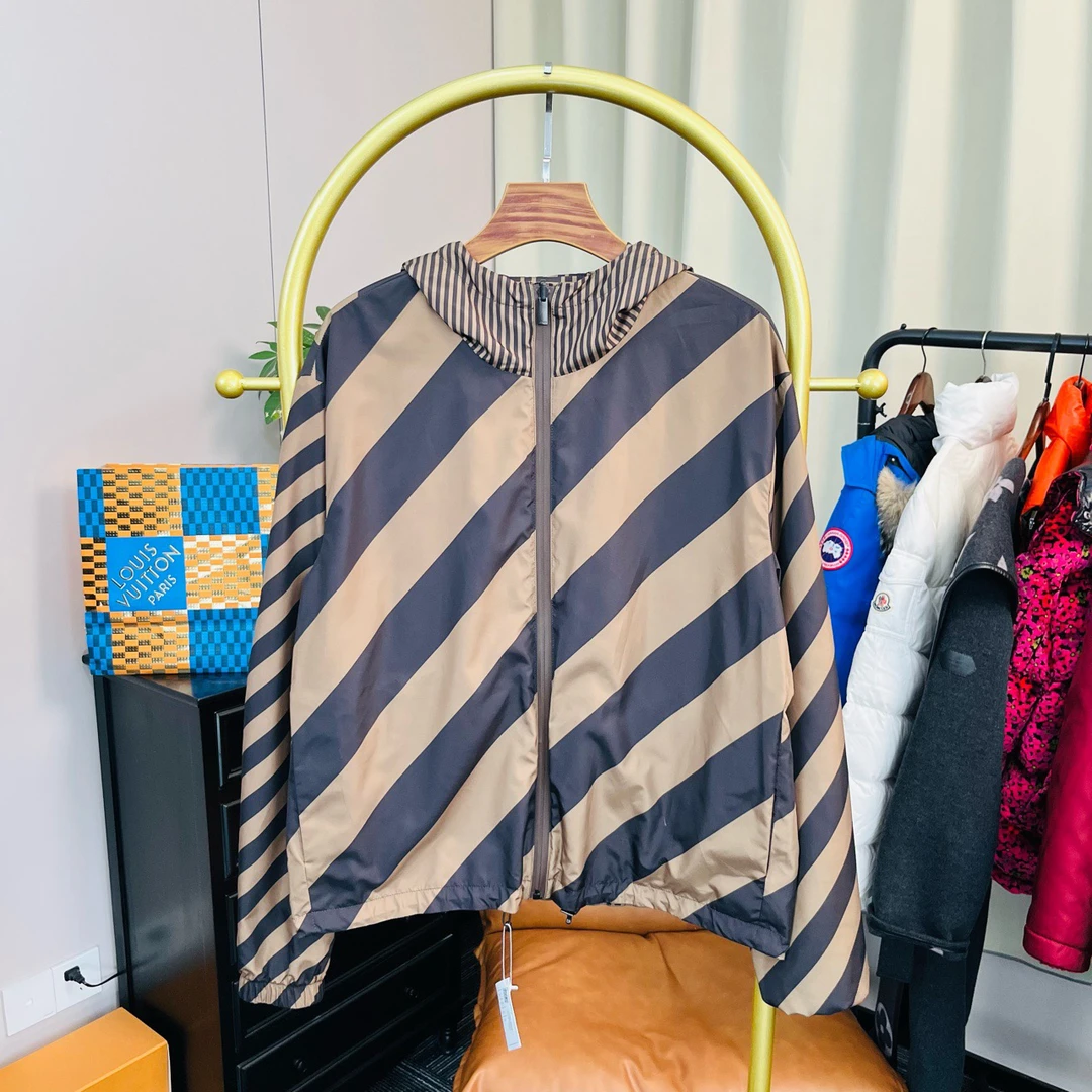 99新 FENDI/芬迪 棕色双面满印夹克 50码 99新