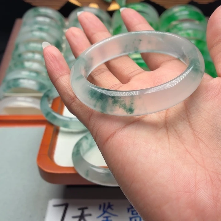 杮***意石英质玉未镶嵌手镯
