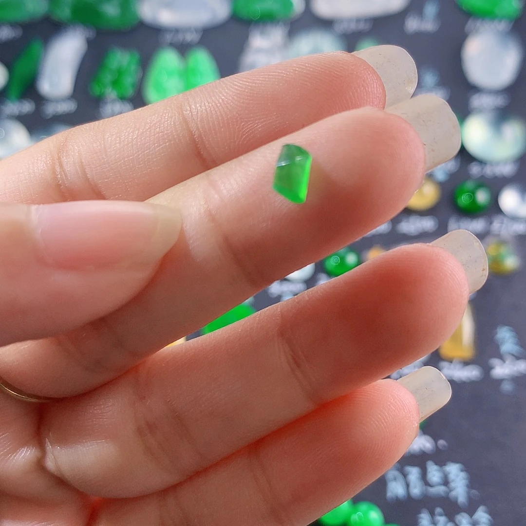 【闪购商品】翡翠颈饰未镶嵌切割