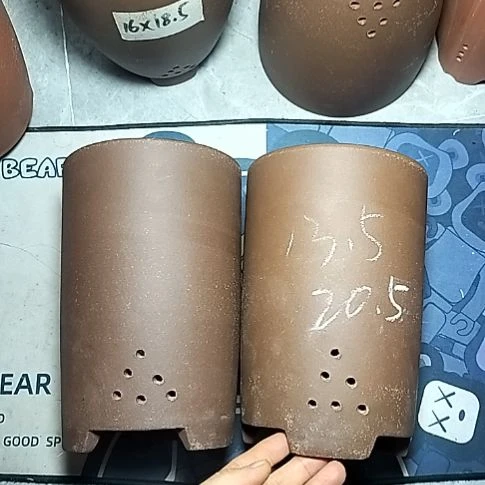 大笔筒两个紫砂花盆
