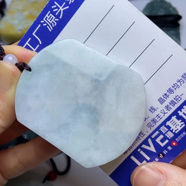 翡翠颈饰未镶嵌翡翠。