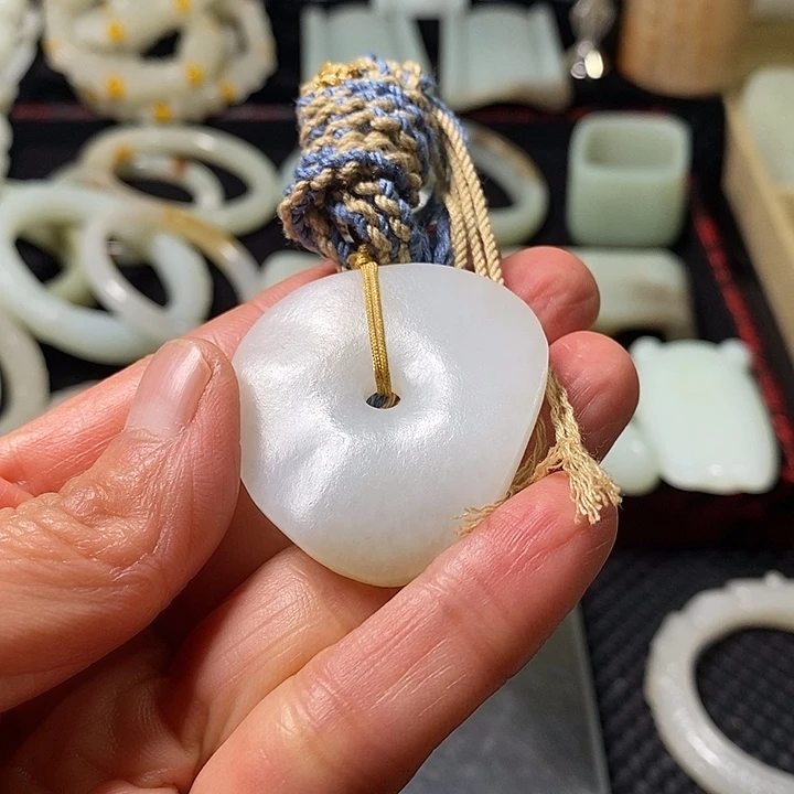 春***意和田玉（糖玉）未镶嵌颈饰