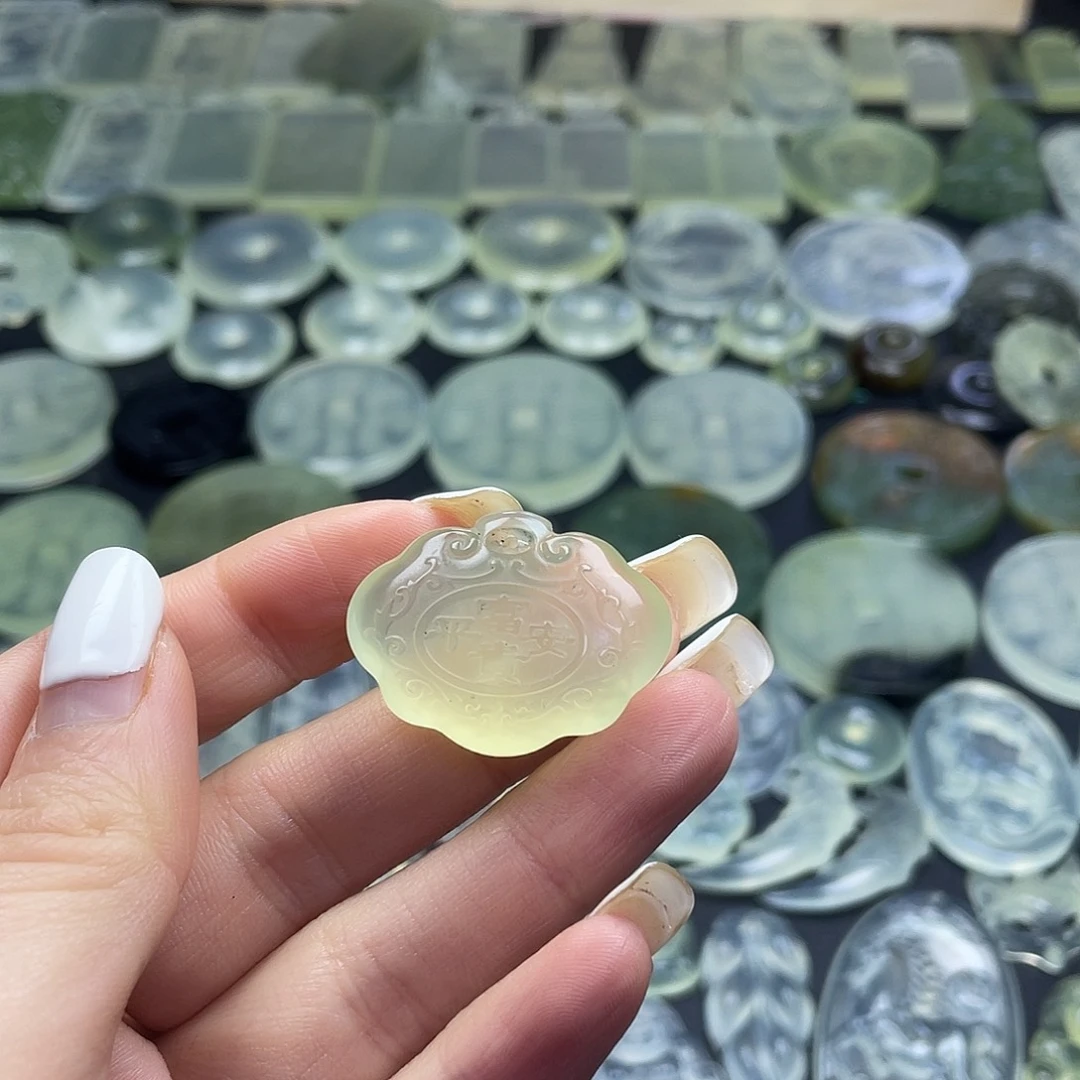 岫玉未镶嵌颈饰平安富贵锁