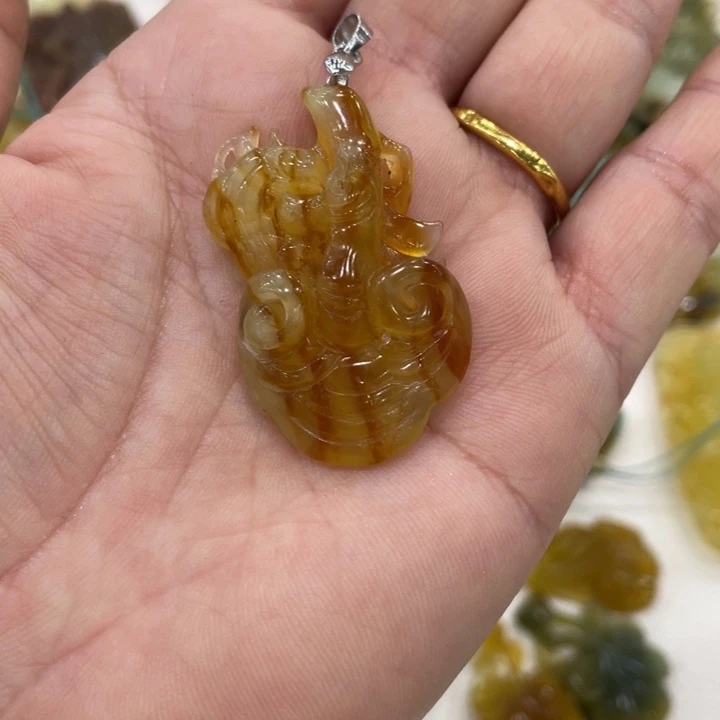 吃***懒蛇纹石玉未镶嵌颈饰