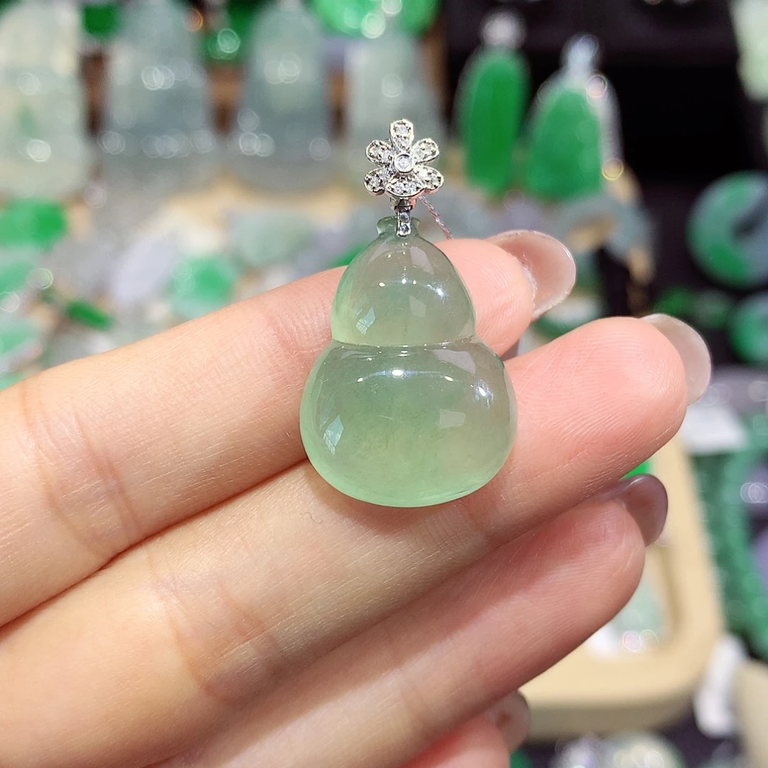 翡翠18K金镶嵌颈饰葫芦