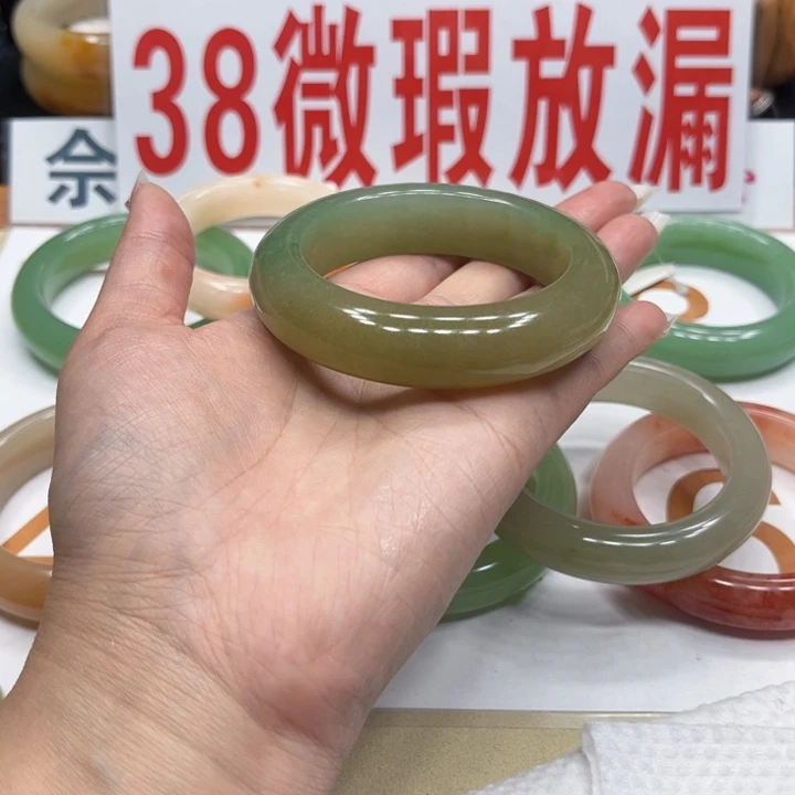 未镶嵌手镯石英质玉艳