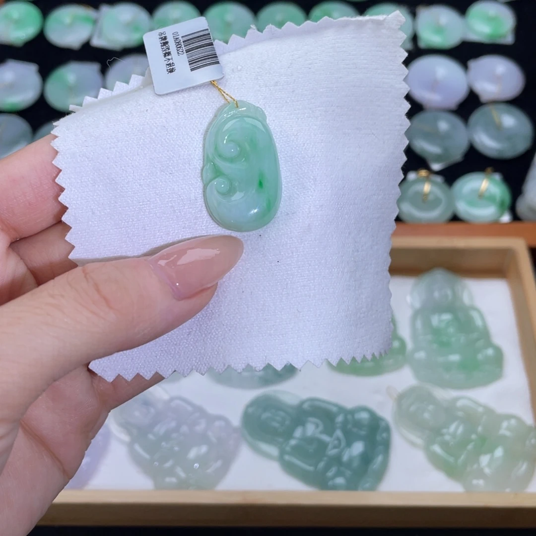 翡翠未镶嵌颈饰如意