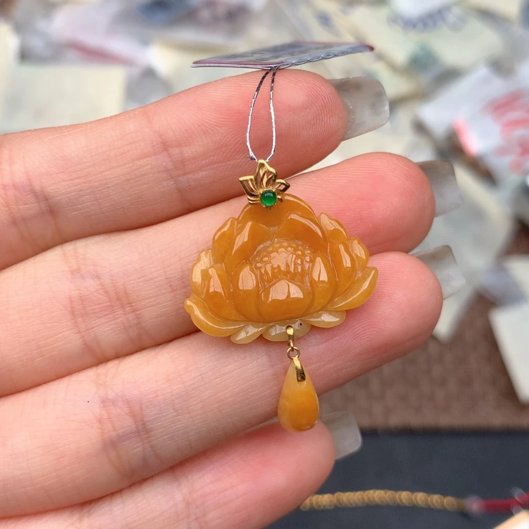 18K金镶嵌挂件翡翠