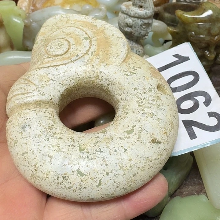 透闪石-蛇纹石玉未镶嵌颈饰