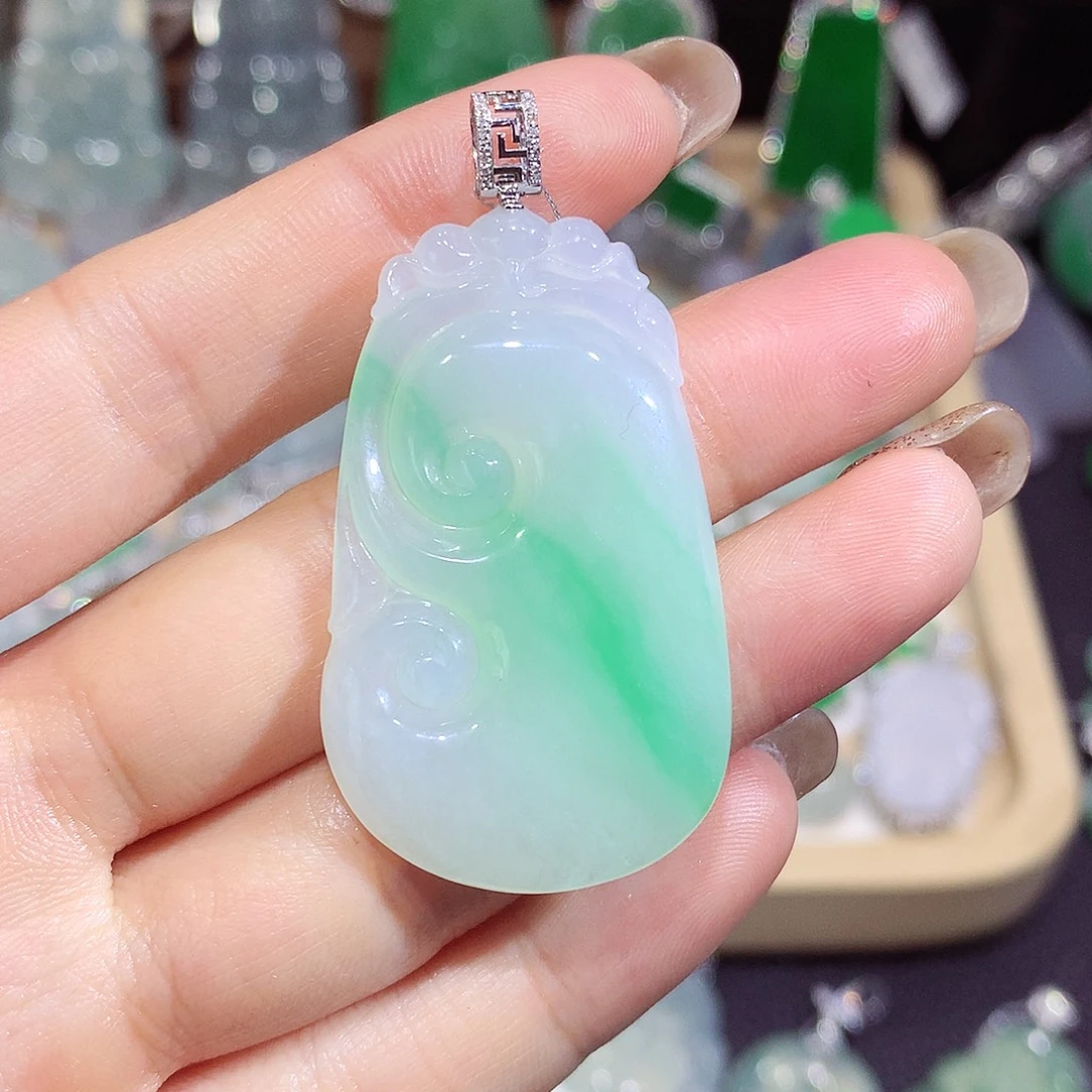 翡翠18K金镶嵌颈饰如意