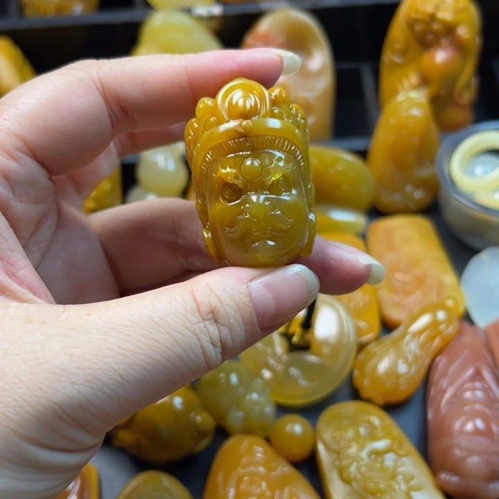 邓***林石英质玉未镶嵌颈饰