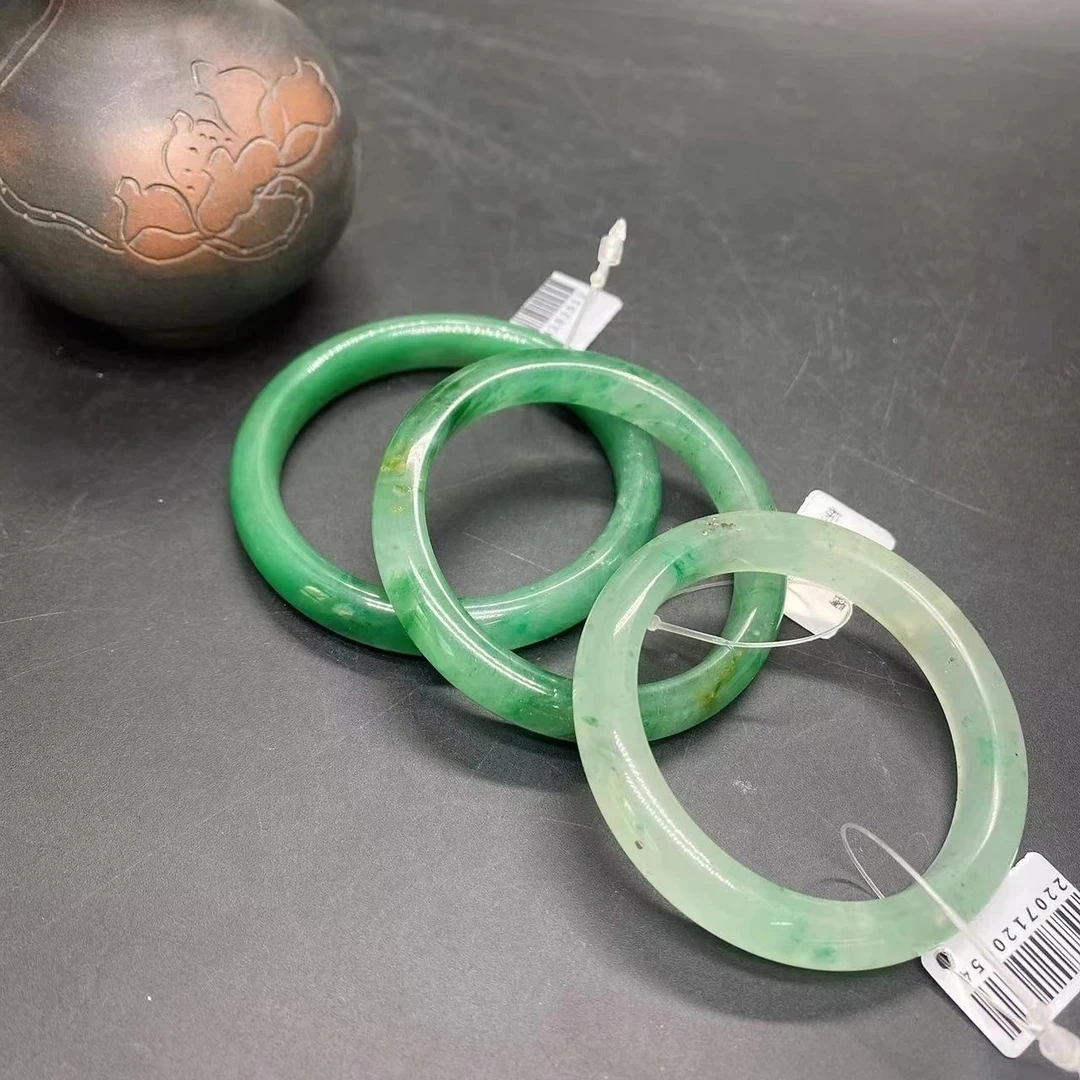 非洲翠冰飘花手镯一支(拍下备注圈口，多样性发其一)