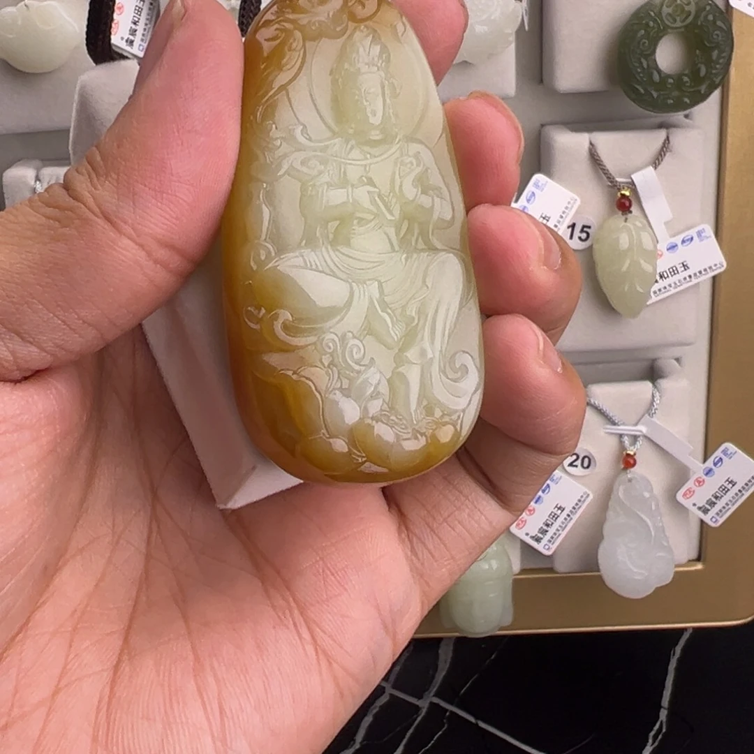展***体颈饰未镶嵌和田玉（糖玉）