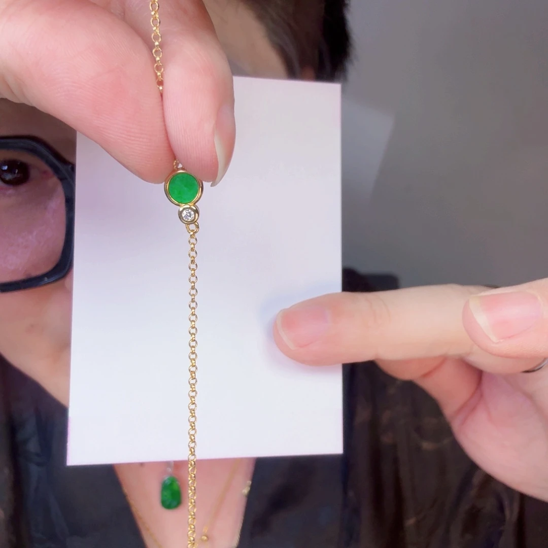 翡翠未镶嵌颈饰一件