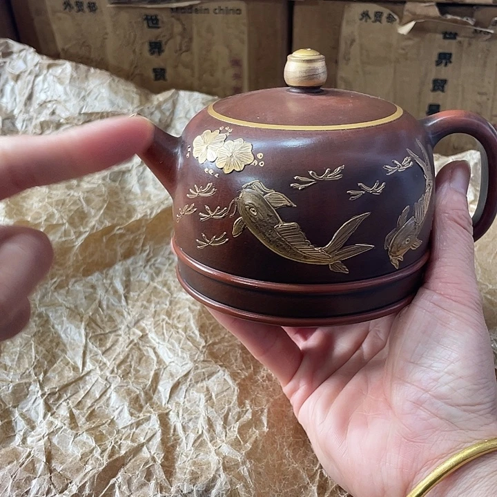 紫砂茶壶原矿泥料手工制作的一把紫砂壶。