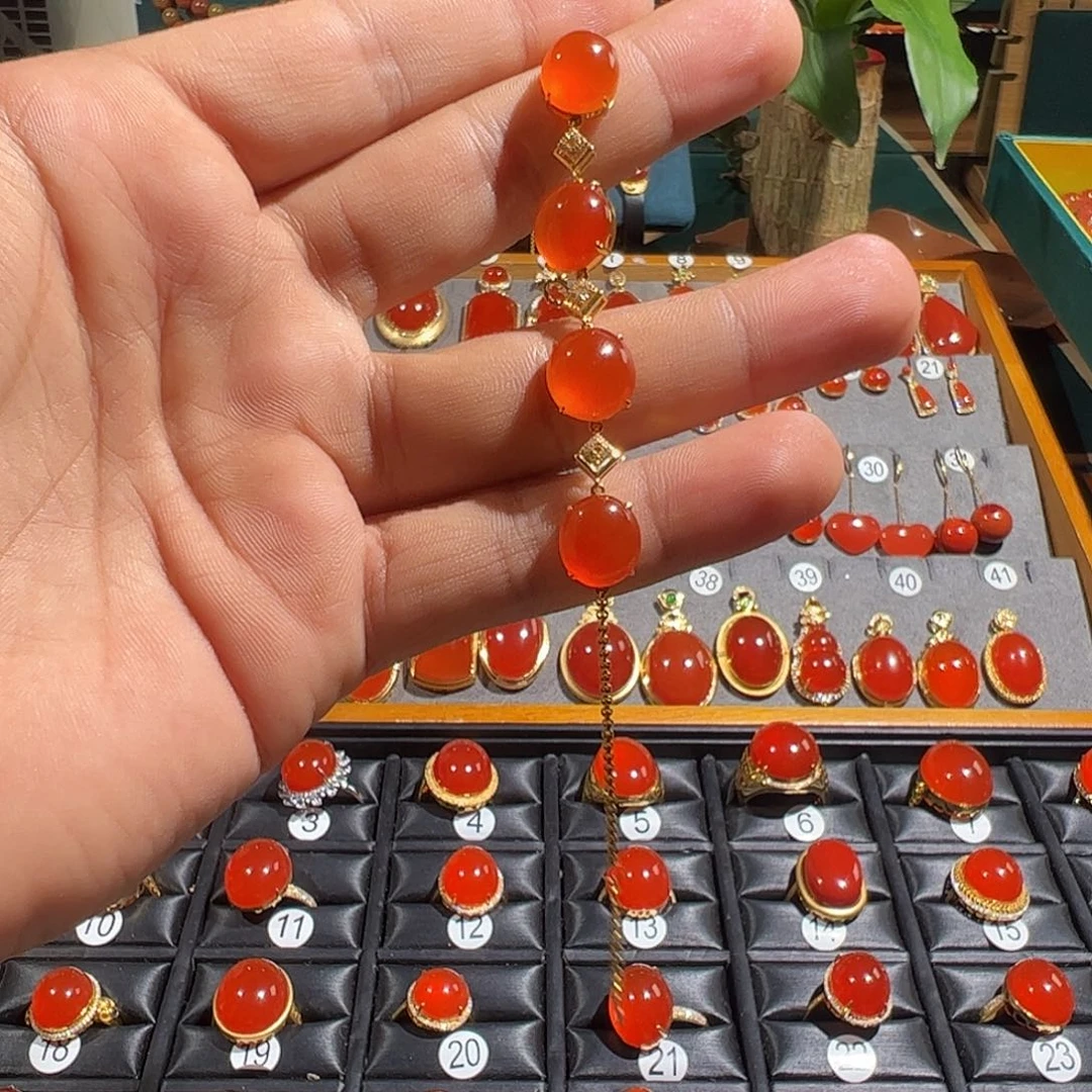 南红玛瑙18K金镶嵌颈饰茉*莉