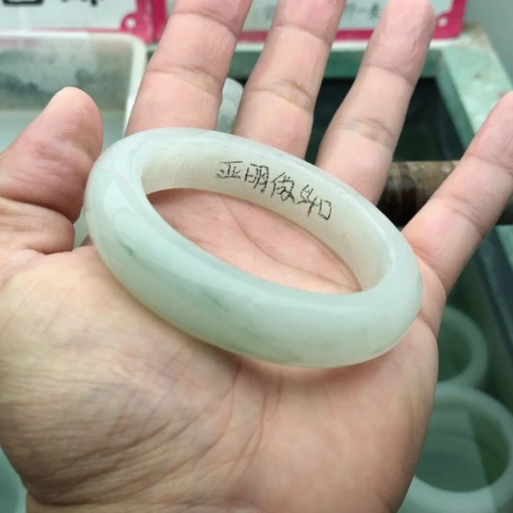 亚***明未镶嵌定制手镯定制石英质玉（天山翠）新疆玉镯