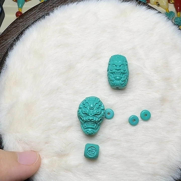 非金属老虎桶珠2个.龙三通一个，方糖8一个，绿隔片14个