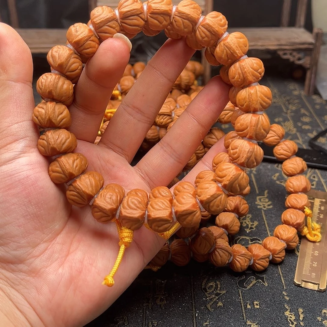 桃核吊坠桃和手持